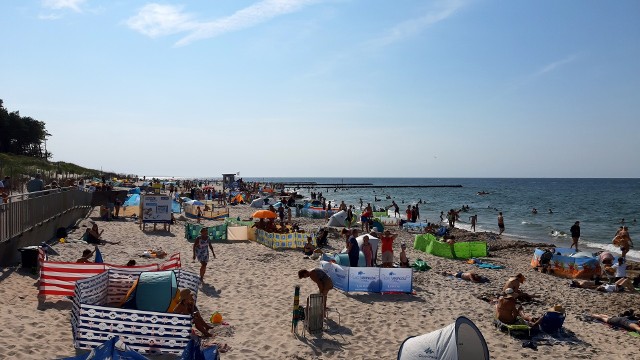 Sobota w Rowach. Słoneczna pogoda przyciągnęła tłumy plażowiczów.
