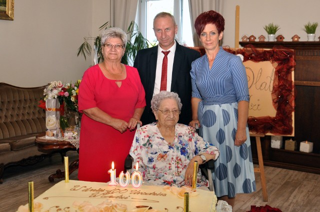 Jubilatka Władysława Pęczek w otoczeniu rodziny podczas  urodzinowego przyjęcia. Goście życzyli jej 200 lat