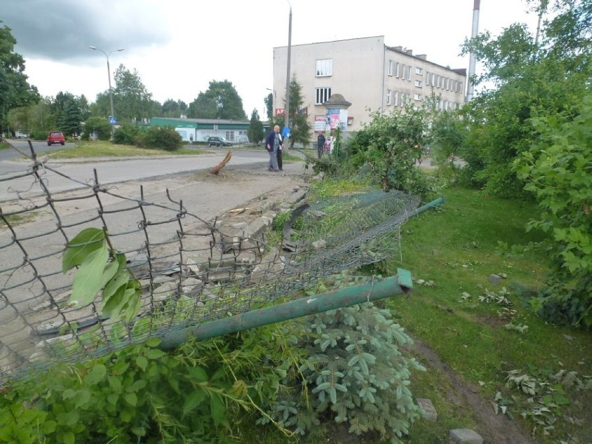 Wypadek w Gnieźnie: Rozpędzony samochód wjechał w dom