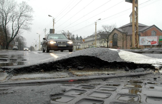 Taka dziura to nie tylko zagrożenie bezpieczeństwa ruchu. Wjeżdżając na nią można zniszczyć zawieszenie.