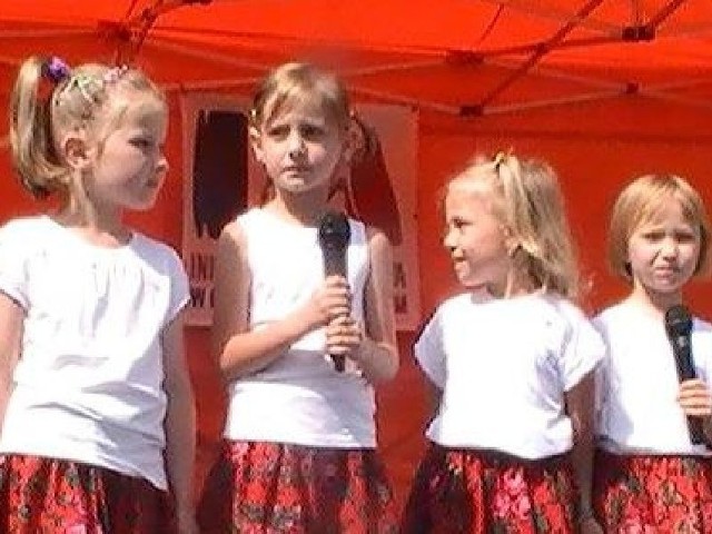 Słoneczniki zaśpiewały piosenkę &#8222;Przedszkole drugi dom&#8221;.