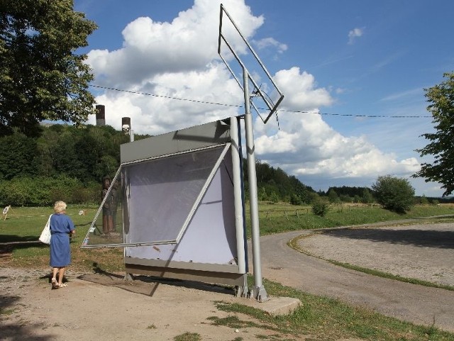 Zdewastowana tablica w Chęcinach pod zamkiem.