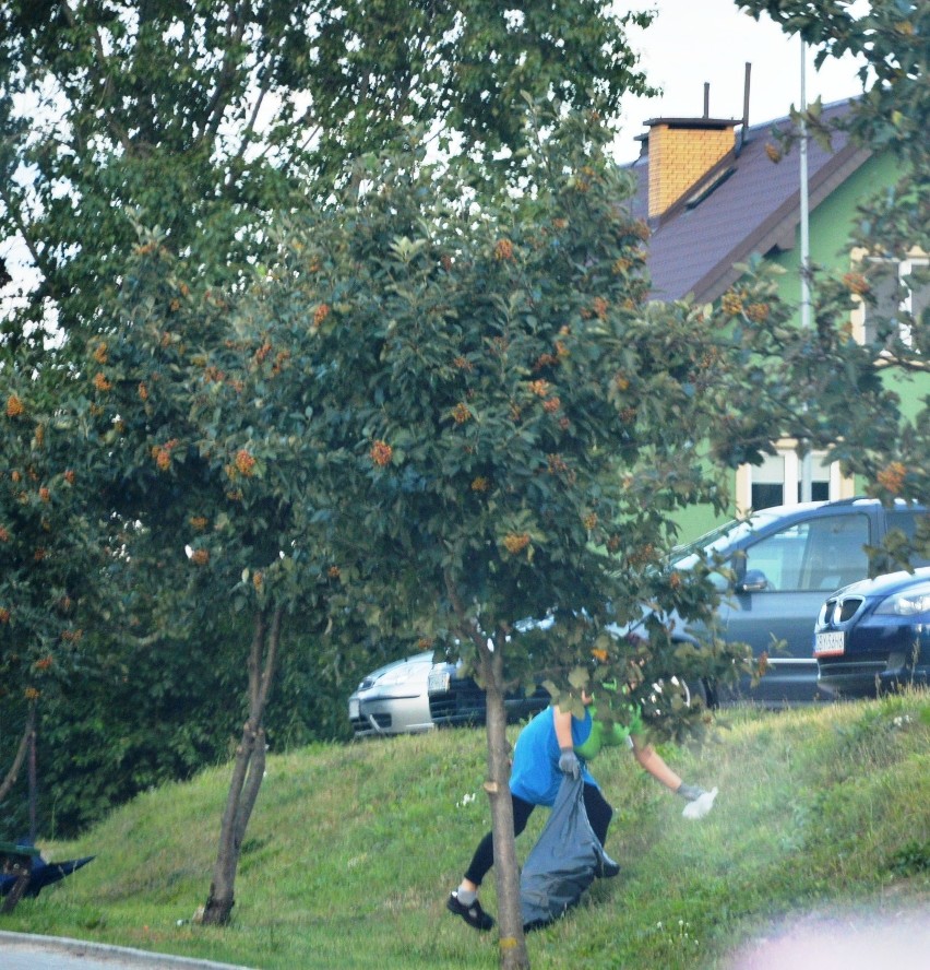 Klienci marketów rzucają jednorazowe rękawiczki byle gdzie. Czytelnik: wstyd mi 