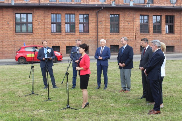 Komisja Nadzwyczajna ds. Klimatu debatowała w Bytomiu. Przed posiedzeniem odbyła się konferencja prasowa. Zobacz kolejne zdjęcia. Przesuwaj zdjęcia w prawo - naciśnij strzałkę lub przycisk NASTĘPNE