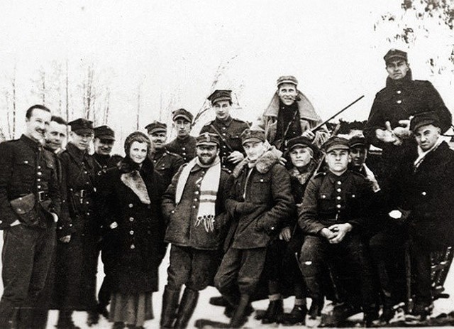Mariann Cel "Tereska" (piąta z lewej) z oddziałem "Hubala"