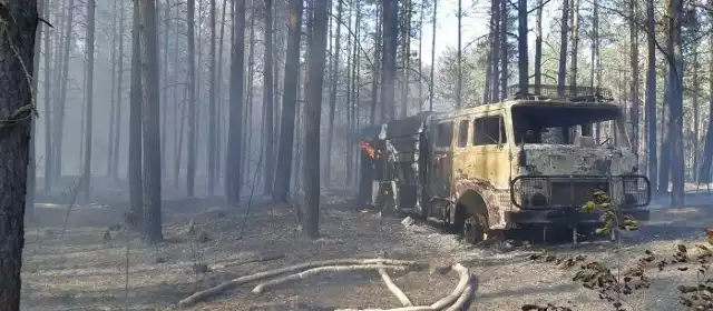 Podczas walki z pożarem spłonął jeden z wozów strażackich.