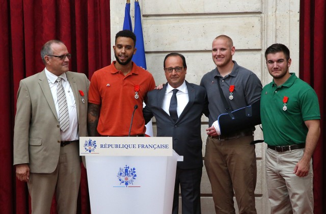 W poniedziałek prezydent Francji Francois Hollande odznaczył Narodowym Orderem Legii Honorowej trzech Amerykanów i Brytyjczyka, którzy w sobotę, w pociągu relacji Amsterdam-Paryż udaremnili atak terrorystyczny. Uzbrojonym napastnikiem był 25-letni Marokańczyk, który może być związany z Państwem Islamskim.