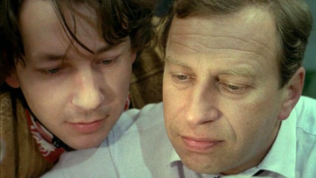 „Dekalog X” z głównymi bohaterami dwóch braci - rewelacyjne kreacje Jerzego Stuhra i Zbigniewa Zamachowskiego - których filatelistyczna żądza doprowadza do absurdalnych sytuacji. Są zwroty akcji, momentami jest komicznie, ale przesłanie filmu (i całej serii) jak najbardziej poważne i uniwersalne