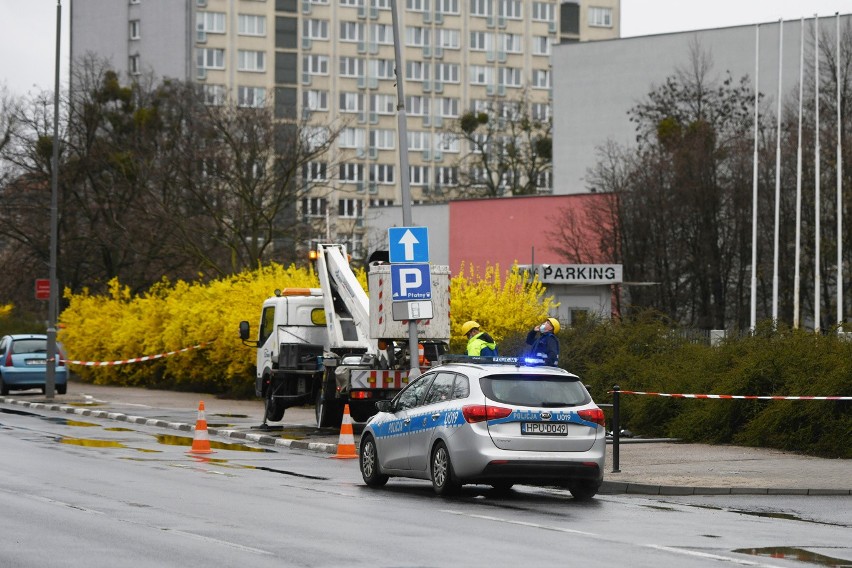 Samachód osobowy uderzył w słup na ul. Solnej w Poznaniu.