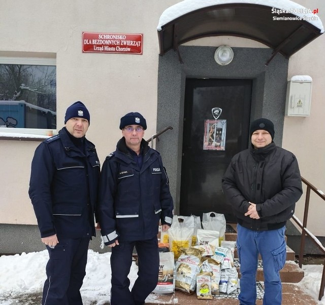 Policjanci z Siemianowic Śląskich przekazali dary na schroniska dla zwierząt w Chorzowie