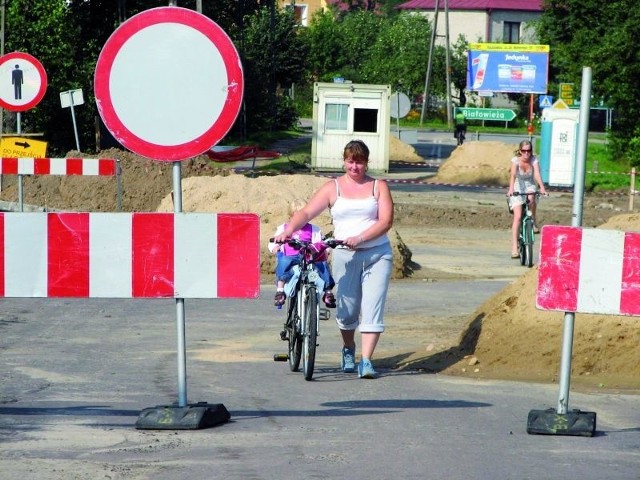 Mieszkańcy Hajnówki radzą sobie jak mogą: po kładce dla pieszych potrafią przejechać rowerami a nawet motocyklami.