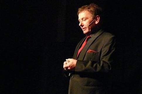 Zenon Laskowik to aktor, satyryk, listonosz, twórca słynnego w okresie PRL kabaretu Tey.
