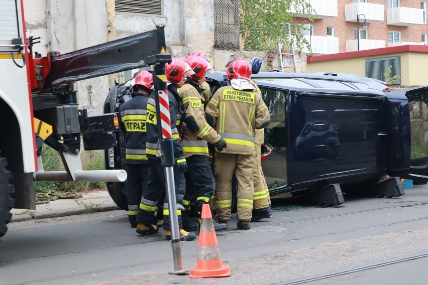 Toyota na ukraińskich numerach przewrócona na Wróblewskiego! Co się stało? ZDJĘCIA