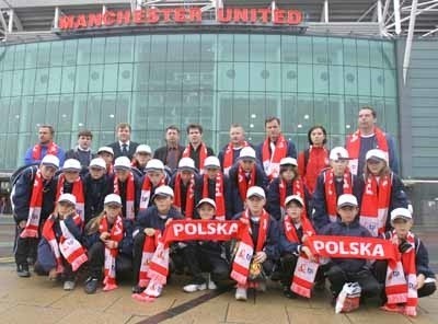 Uczestnicy turnieju dziewcząt i chłopców przed stadionem w Manchesterze. Pierwszy z lewej trener Piotr Żak.