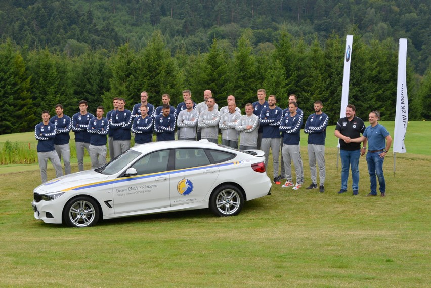 Zobacz, jak piłkarze ręczni PGE VIVE Kielce jeżdżą "beemką" i melexem po polu golfowym [VIDEO, ZDJĘCIA]