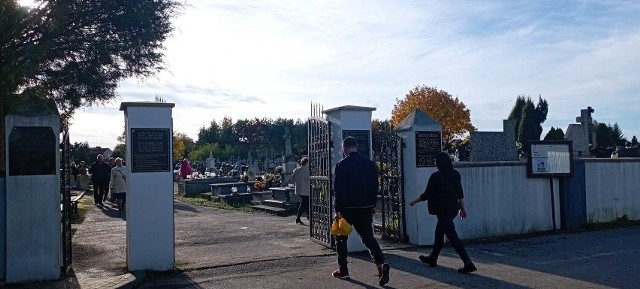 Zmiany ruchu przy cmentarzach w Jędrzejowie w dniach od 31 października do 2 listopada. Sprawdź organizację ruchu na kolejnych slajdach