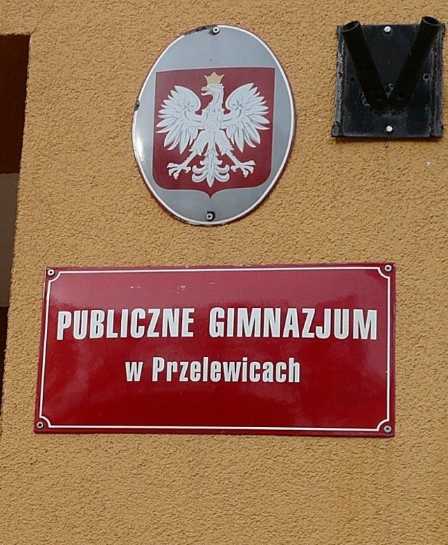 14-letnia uczennica urodziła dziecko w  toalecie Gimnazjum Publicznego w Przelewicach.