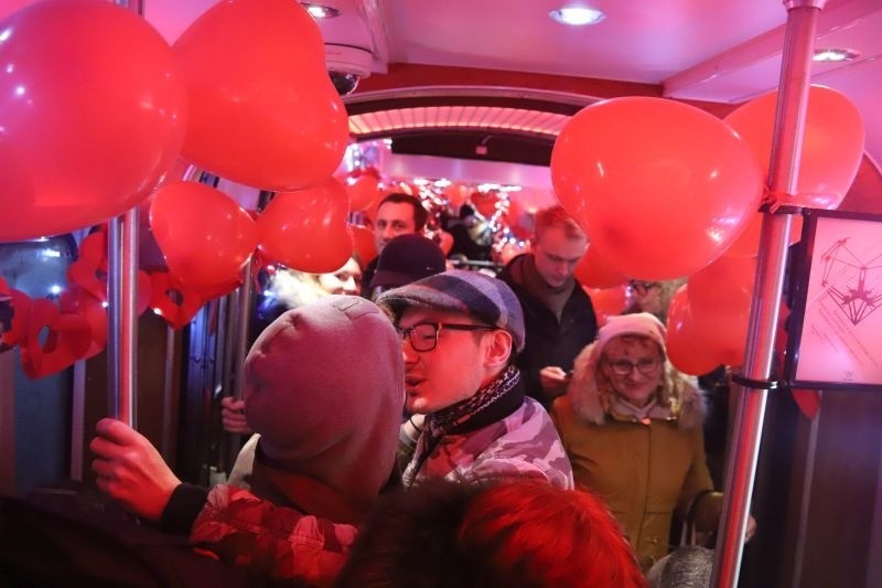 Oświadczyny w tramwaju MPK! Młody łodzianin i jego ukochana zapamiętają ten dzień do końca życia [zdjęcia]