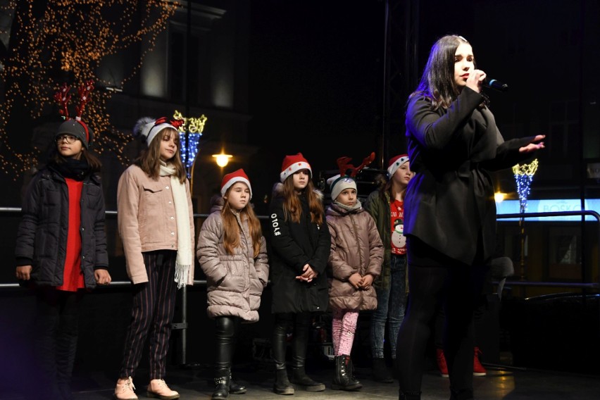 Jarmark Bożonarodzeniowy na kieleckim Rynku. Wokalne popisy na scenie