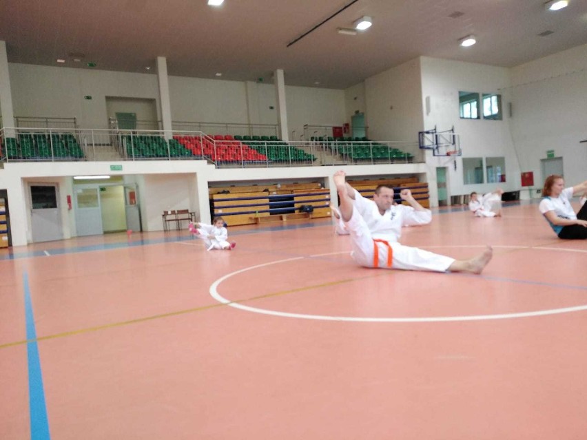 Trening karate i zumby w Tarnowie Opolskim.