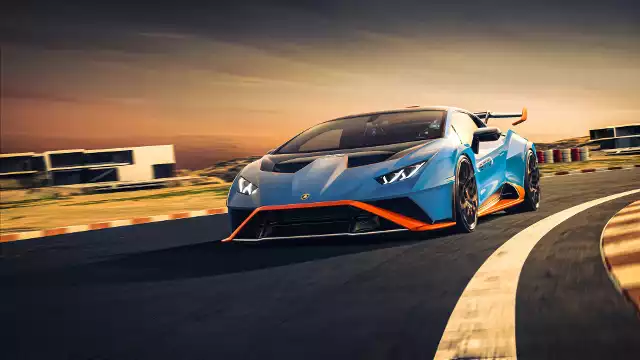 Lamborghini Huracan STOBezkompromisowe osiągi i moc przeniesione z toru wyścigowego na drogi – z 640 KM mocy i maksymalnym momentem obrotowym 565 Nm Lamborghini Huracàn Super Trofeo Omologata (STO) zapewni niezapomniane przeżycia z jazdy. Jedynie w ciągu pierwszej doby od premiery nowego modelu samochód zamówiło 7 klientów z Polski.Fot. lamborghini