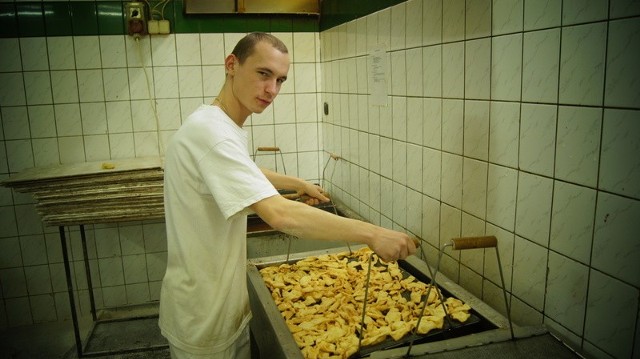 W piekarni Gajda w środę trwało wielkie smażenie faworków. Na zdjęciu Piotr Kabos.