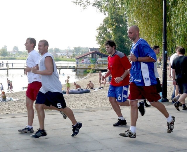 Po ciężkich treningach i wielu przebiegniętych kilometrach, koszykarze Rosy będą grać sparingi: (od lewej) Marek Łukomski, Piotr Kardaś, Konrad Kapturski i Michał Nikiel.