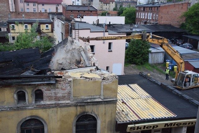 Dziś (czwartek) w południe rozpoczęła się rozbiórka części kościoła polskokatolickiego przy ul. Pułaskiego w Grudziądzu. Jego dach runął w sobotę. Prace prowadzi firma Sonnenfeld.