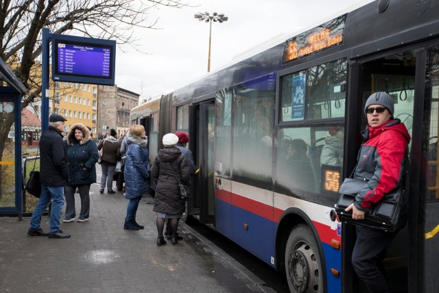 Aż 12 linii autobusowych i tramwajowych może pochwalić się punktualnością na poziomie powyżej 90 procent - informuje nas Zarząd Dróg Miejskich i Komunikacji Publicznej w Bydgoszczy. Jednak są też linie, na które pasażerowie narzekają nieco bardziej i potwierdzają to statystyki ZDMiKP. Które linie autobusowe w Bydgoszczy częściej się spóźniają? Przy których pasażerowie powinni mieć więcej cierpliwości? Sprawdź na kolejnych slajdach >>>Smaki Kujaw i Pomorza odcinek 15