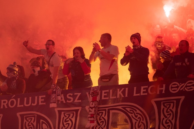 Lech Poznań odniósł trzecie zwycięstwo z rzędu. Zasłużenie pokonał ŁKS Łódź 2:0 (0:0) po bramkach skrzydłowych Joao Amarala i Kamila Jóźwiaka. Wygraną Kolejorza oglądało na żywo 9 830 kibiców. Fani przez 90 minut głośno dopingowali swoich piłkarzy. W drugiej połowie w Kotle odpalono mnóstwo rac.Byłeś na stadionie w Poznaniu? Znajdź się na zdjęciach. Oto wielka galeria publiczności z meczu Lech - ŁKS oraz fotki racowiska.Przejdź do kolejnego zdjęcia --->