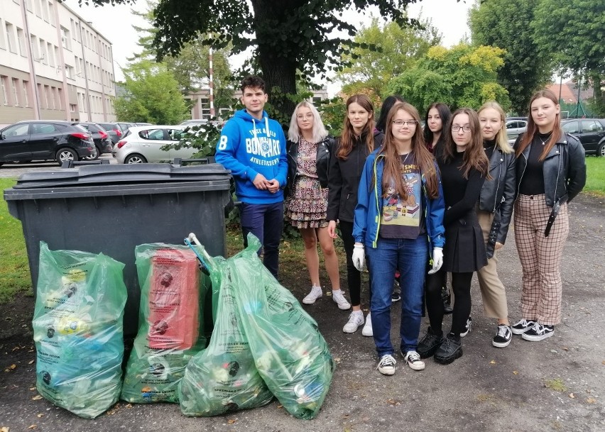 Młodzież z  inowrocławskiego "Chemika" porządkowała teren...