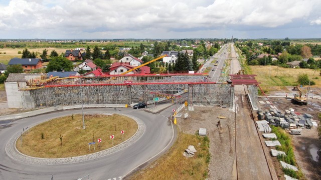 Budowa wiaduktu drogowego na torowiskiem przy ul. Kosmonautów w Mielcu.