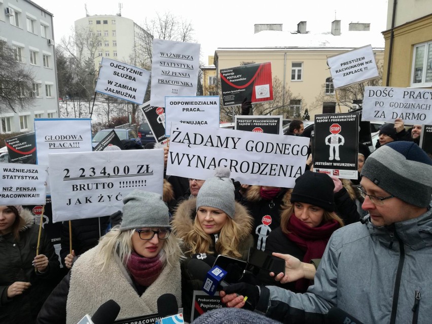 Protest w prokuraturach w Lublinie. W południe pracownicy pikietowali przy ul. Chmielnej (ZDJĘCIA) 