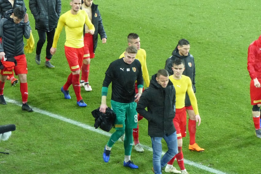 Ekstraklasa. Kibice Korony nie wytrzymali. Ostra reakcja na kompromitację w meczu z Wisłą Kraków [ZDJĘCIA]