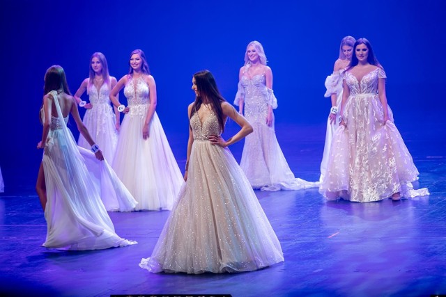 Gala finałowa wyborów Miss Podlasia 2022. Kandydatki w sukniach ślubnych