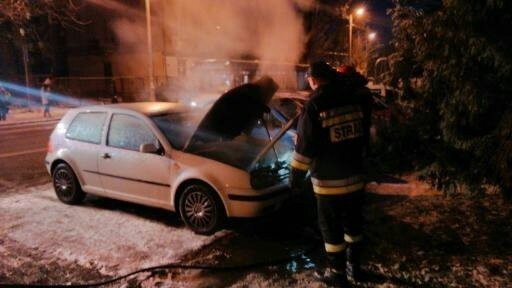 Podczas gaszenia samochodu przy kieleckiej ulicy Zagórskiej.