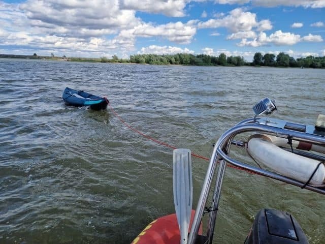 Ratownicy z nyskiego WOPR-u uratowali kajakarza, który utknął na mieliźnie, gdzie wywracały go wysokie fale.