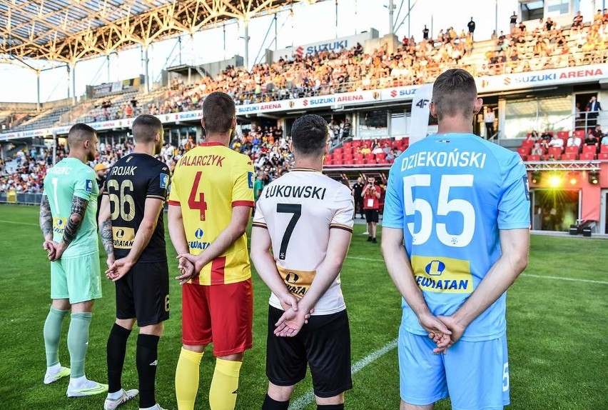PKO Ekstraklasa. Z takimi numerami na koszulkach zagrają w sezonie 2023/2024 piłkarze Korony Kielce. Najwyższy ma Mateusz Czyżycki - 98