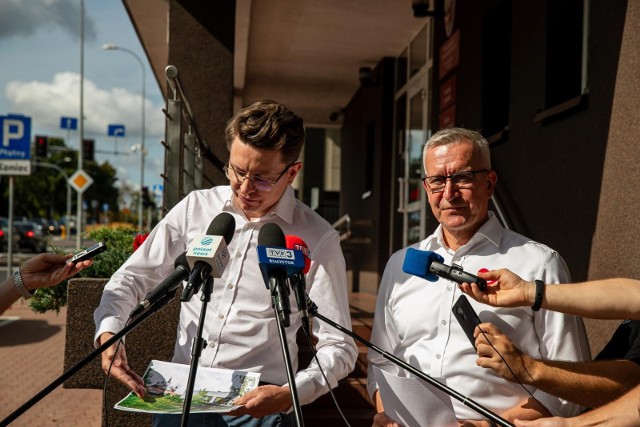 O budowie sanatorium dla rolników w Supraślu mówili we wtorek (22.08) na konferencji (od prawej): podlaski poseł PO Robert Tyszkiewicz i supraski radny Radosław Sakowski