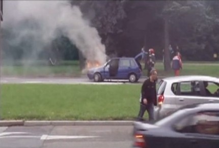 Na ulicy Sobieskiego w ogniu stanął fiat uno.