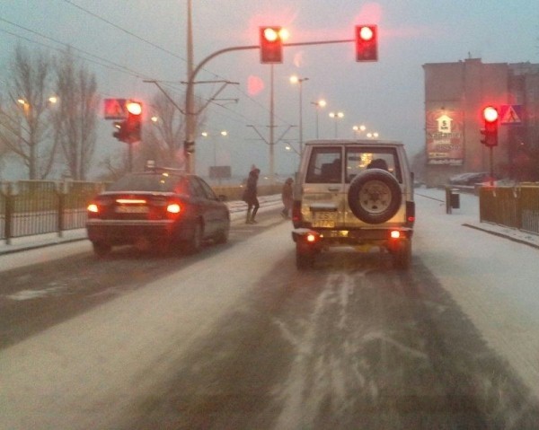 Jak informuje Wojewódzkie Centrum Zarządzania Kryzysowego, do północy może spaść lokalnie nawet 15 cm śniegu.