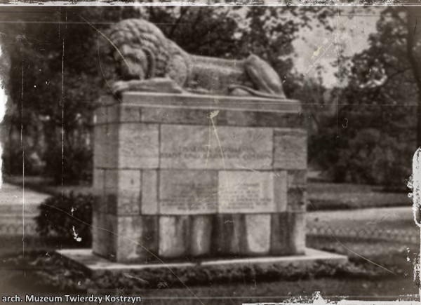 Tak przed wojną wyglądał Pomnik Lwa. Na cokole pomnika widać tablice z napisami, których dziś już nie ma.