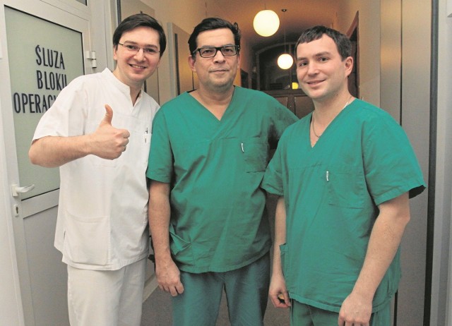 Ukraińscy lekarze przez miesiąc - pod okiem dr. Macieja Śmietańskiego (w środku) - poznają tajniki chirurgii