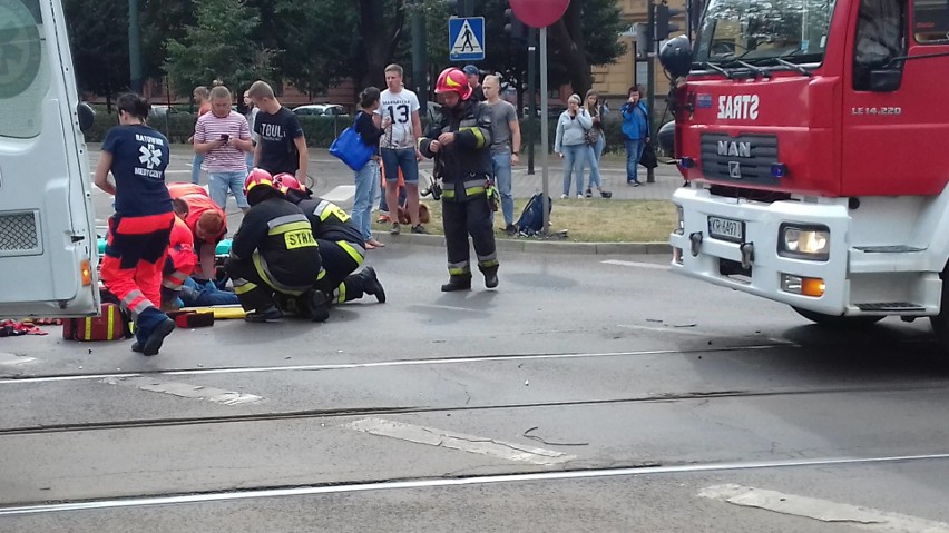 Wypadek motocyklisty w centrum Krakowa. Motocyklista odwieziony do szpitala