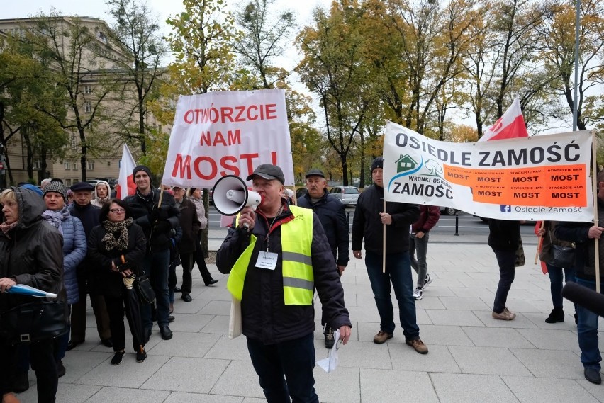 "Otwórzcie nam most" - pikieta mieszkańców Wronek przed...