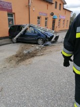 Wypadek w podmiasteckim Kawczu. Auto uderzyło jeszcze w słup (ZDJĘCIA)