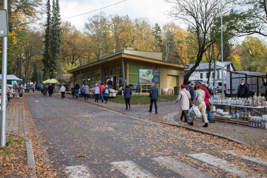 Słupszczanie ruszyli na cmentarze, choć nie tak tłumnie jak zazwyczaj 1 listopada