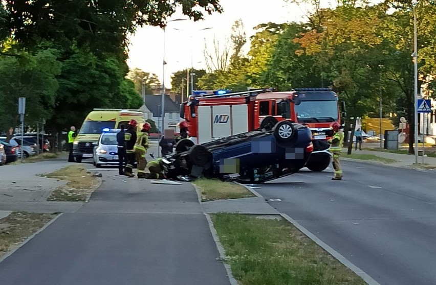 Dachowanie na ulicy Piłsudskiego w Słupsku. Strażacy w akcji