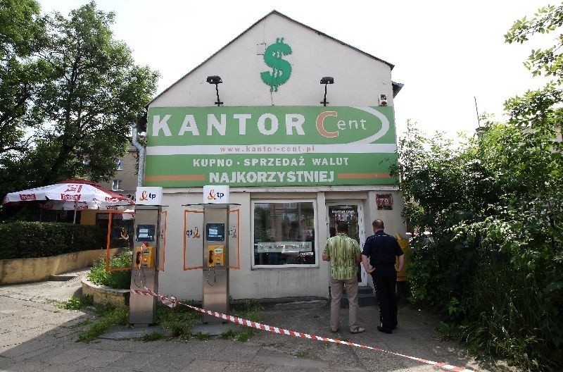Napad na kantor przy ul. Przybyszewskiego! Uzbrojony w pistolet bandyta skradł pieniądze! [zdjęcia]