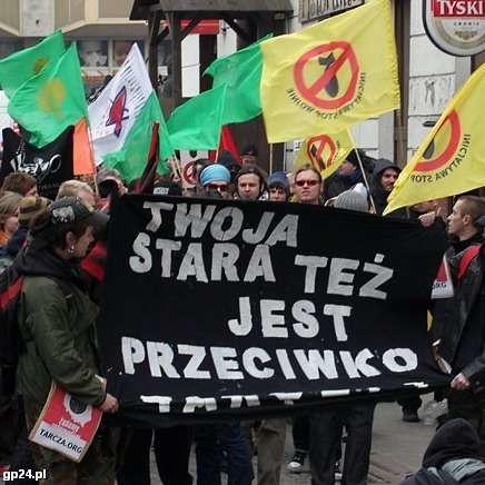 Głośny korowód demonstrantów, którzy przyjechali z całej Polski, przeszedł przed południem z dworca PKP na plac Zwycięstwa.